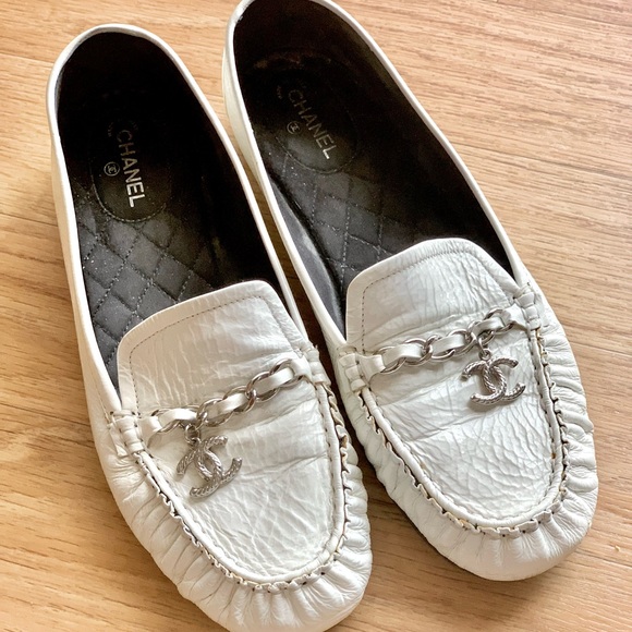 CHANEL Shoes - CHANEL White Loafers Leather Chain Logo Size 41 Womens